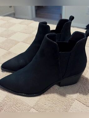 Black Women's Pointed Chelsea Ankle Boots